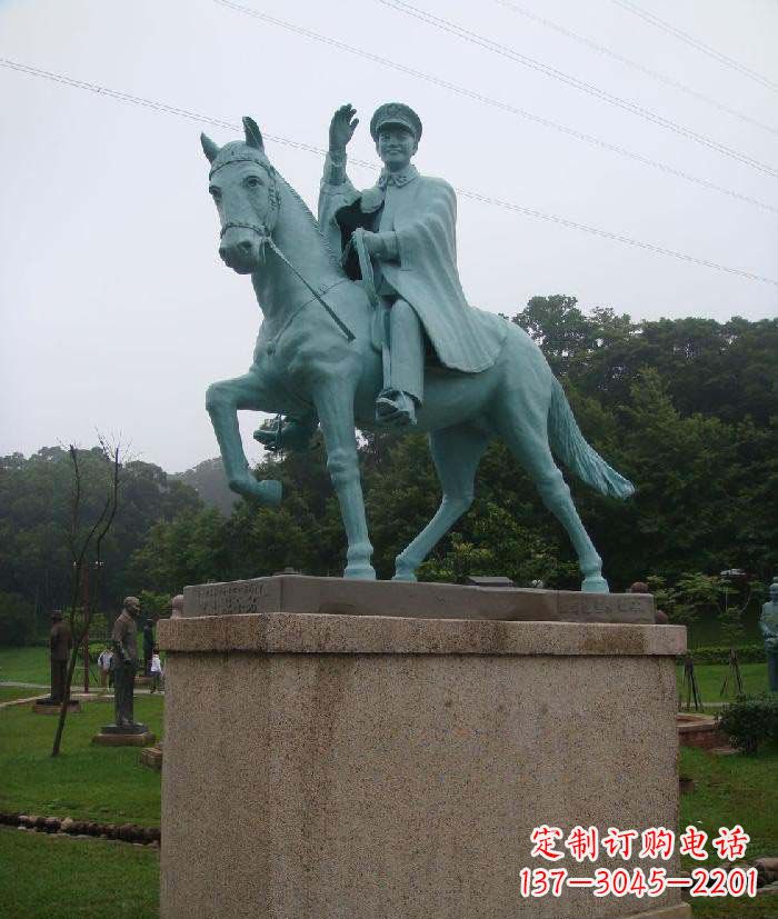 泰安广场骑马的解放军景观铜雕