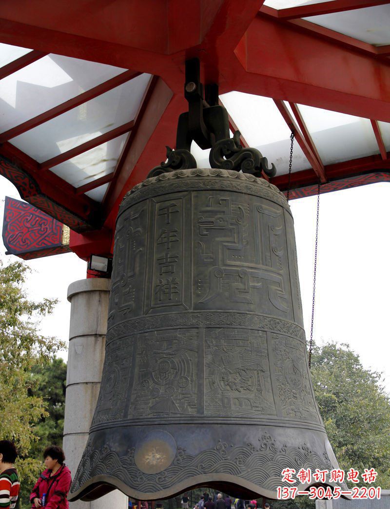 泰安中领雕塑:千年吉祥铜钟雕塑