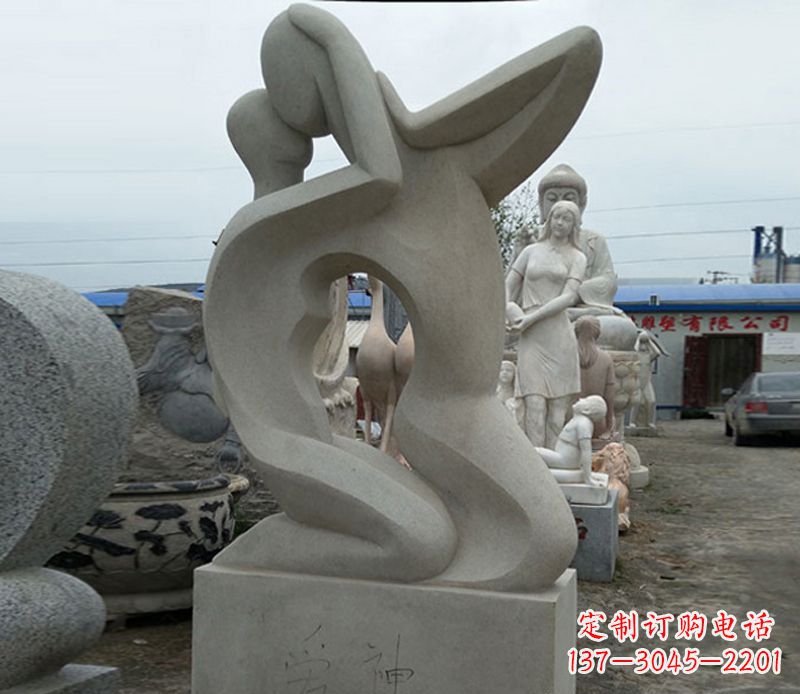 泰安广场情侣人物石雕