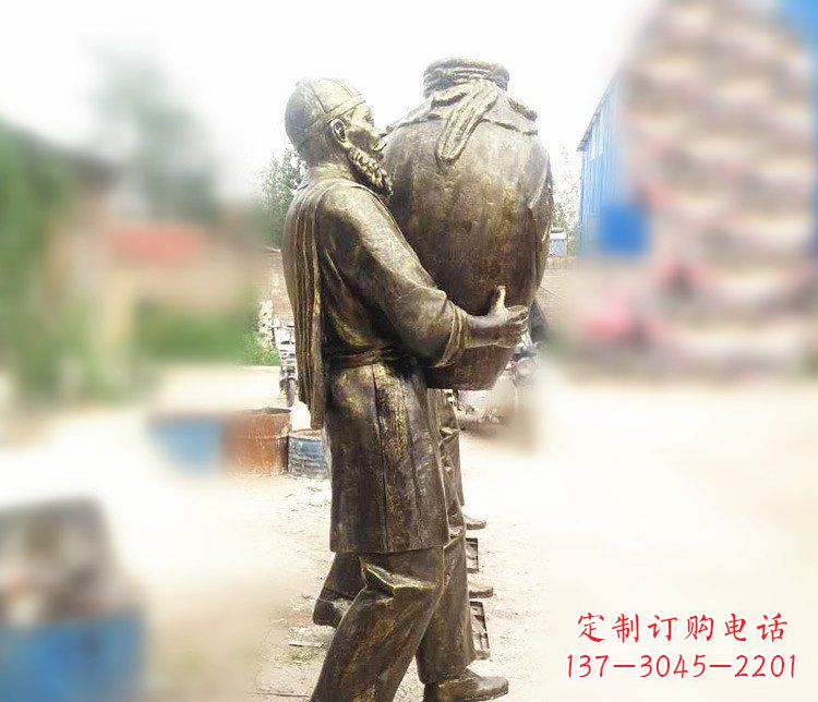 泰安广场铜雕店小二抱酒人物雕塑