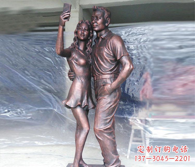 泰安广场铜雕情侣拍照人物雕塑