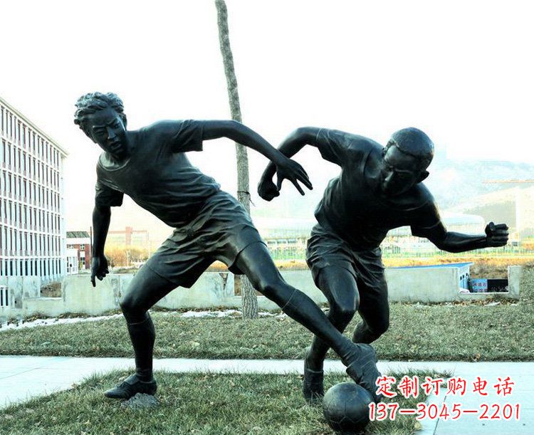 泰安广场铜雕玩足球人物雕塑