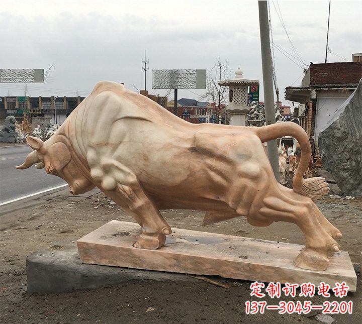 泰安广场晚霞红牛雕塑