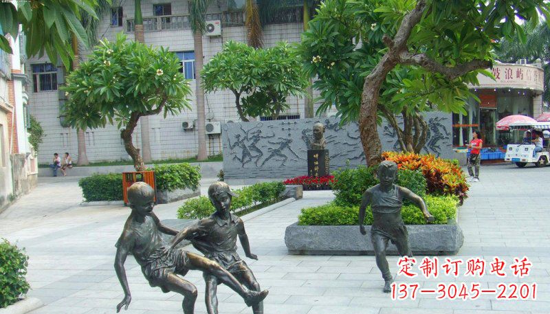 泰安广场小孩踢足球人物铜雕