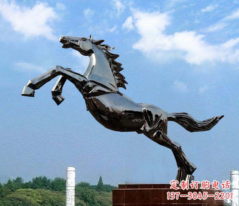 泰安广场一往直前不锈钢奔马雕塑