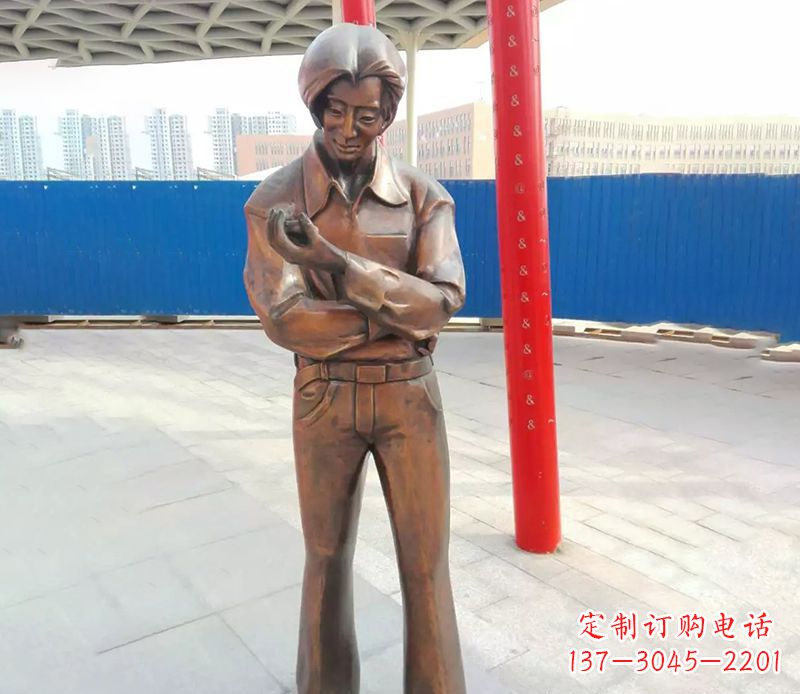 泰安广场中年女人人物铜雕