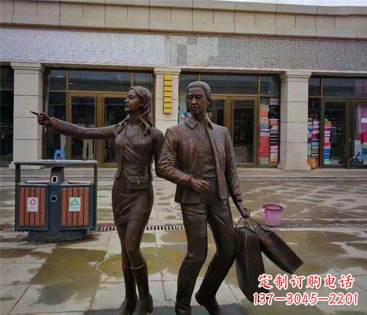 泰安逛街购物的情侣人物铜雕