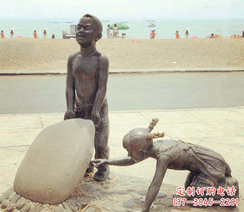 泰安海边抬石头的小孩铜雕