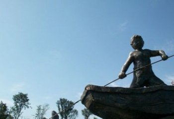 泰安男孩撑船铜雕，营造童趣氛围