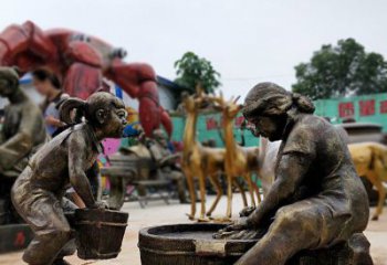 泰安注重传统的母爱——广场铜雕母亲洗衣服小品雕塑