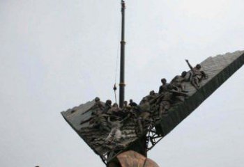 泰安充满激情的足球队人物铜雕