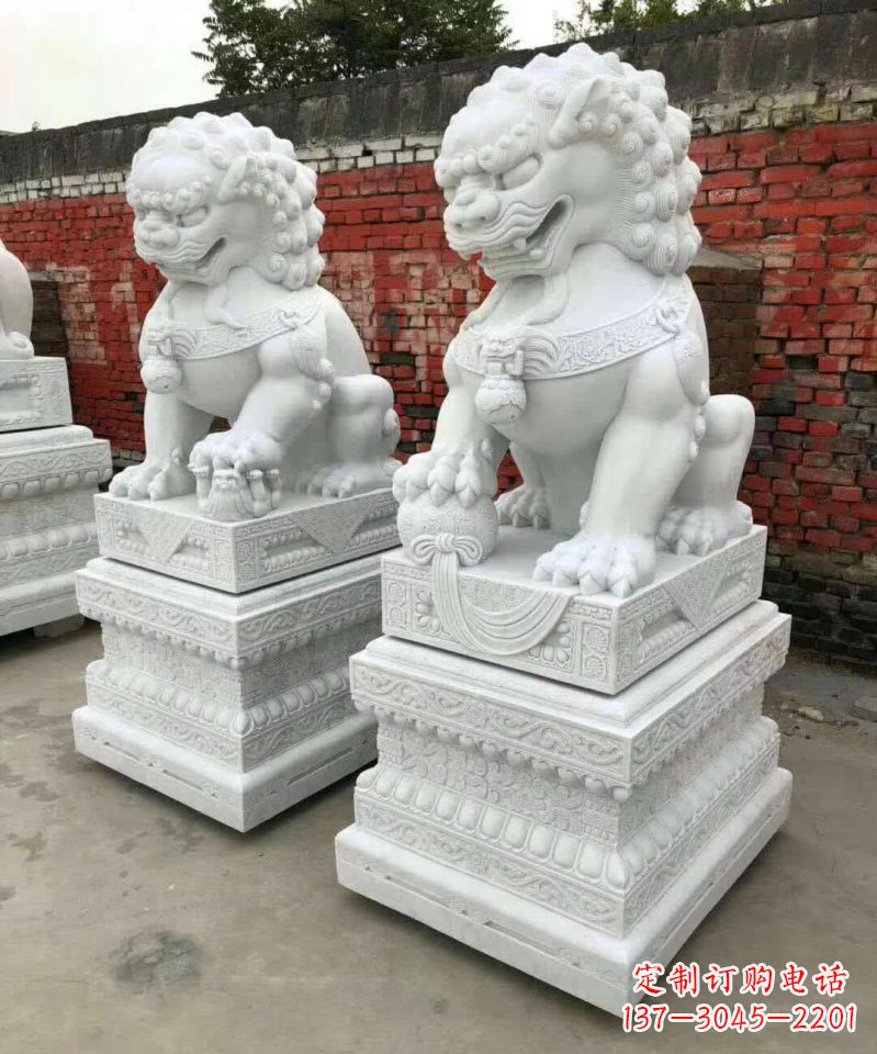 泰安浪漫雕塑--汉白玉踩球镇宅狮子