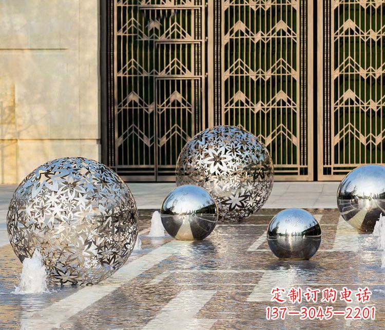 泰安欣赏自然的美:不锈钢花形镂空球喷泉雕塑