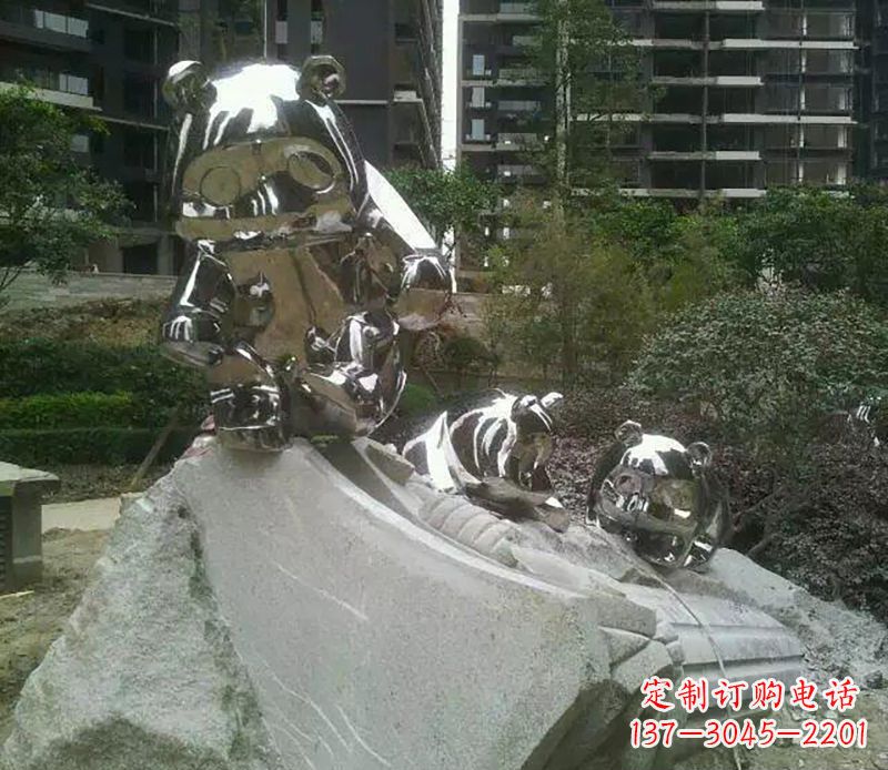 泰安家喻户晓的可爱熊猫雕塑