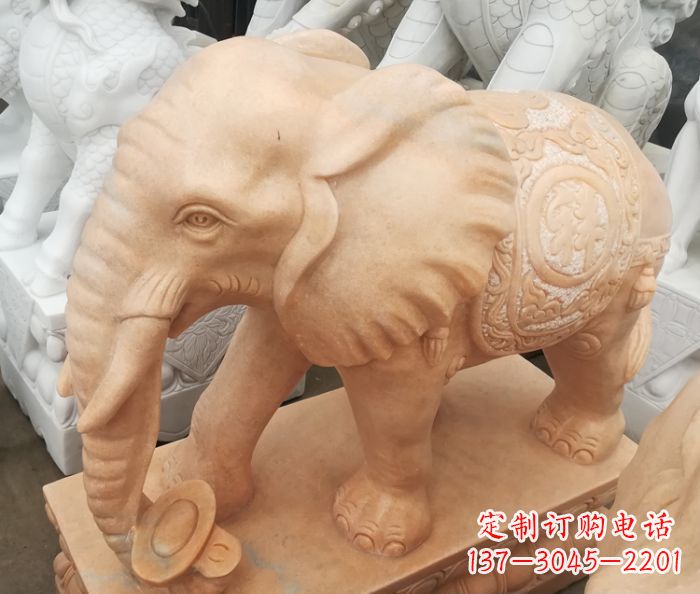 泰安晚霞红门口石雕大象,美景祝福福气