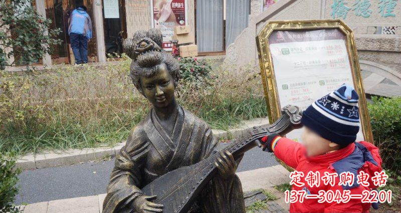 泰安街边弹琵琶的古代美女雕塑