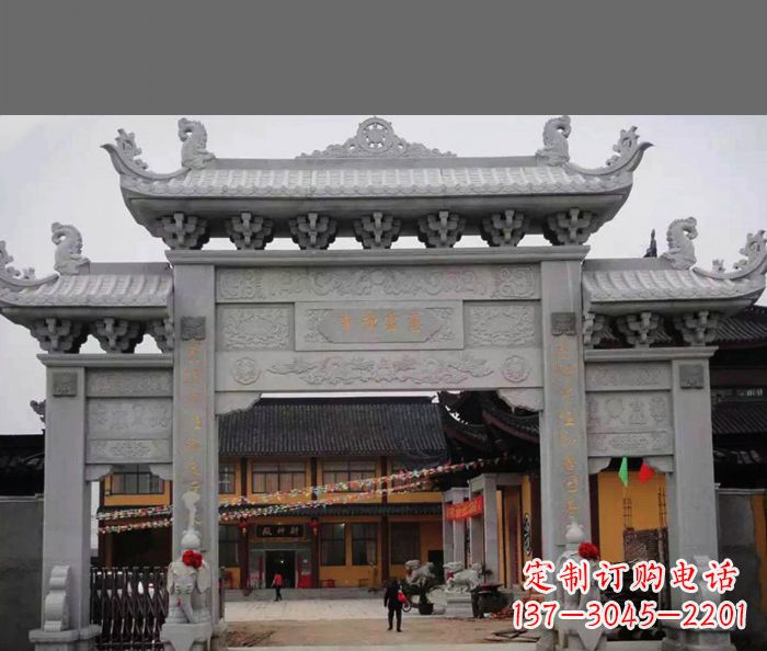 泰安街边道路三门石牌坊