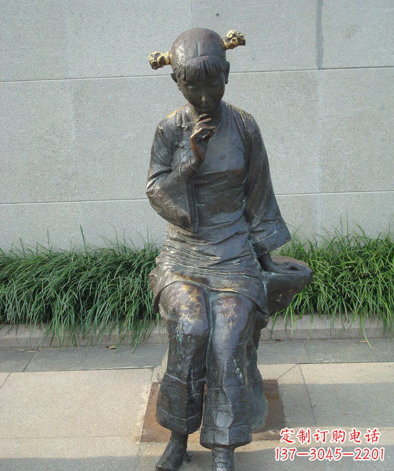 泰安街边低头思考的女孩景观铜雕