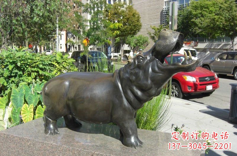泰安街边河马铜雕