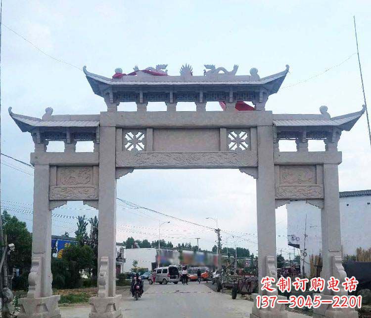 泰安街边三门牌坊石雕