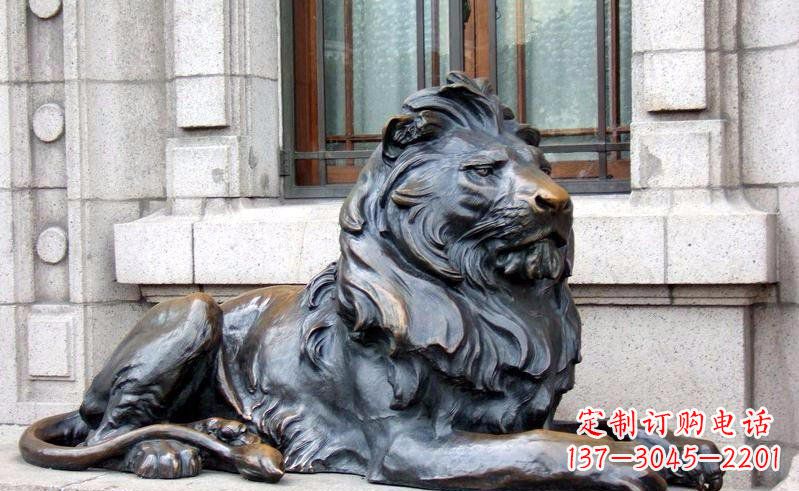 泰安街边卧着的狮子景观雕塑