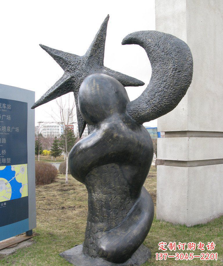 泰安街边星星月亮景观铜雕是由中国领雕塑定制的…