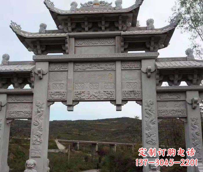 泰安地标性的三门石雕牌坊