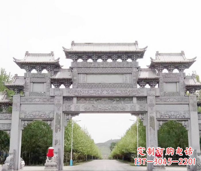 泰安三门石雕牌坊,独具特色的地标雕塑