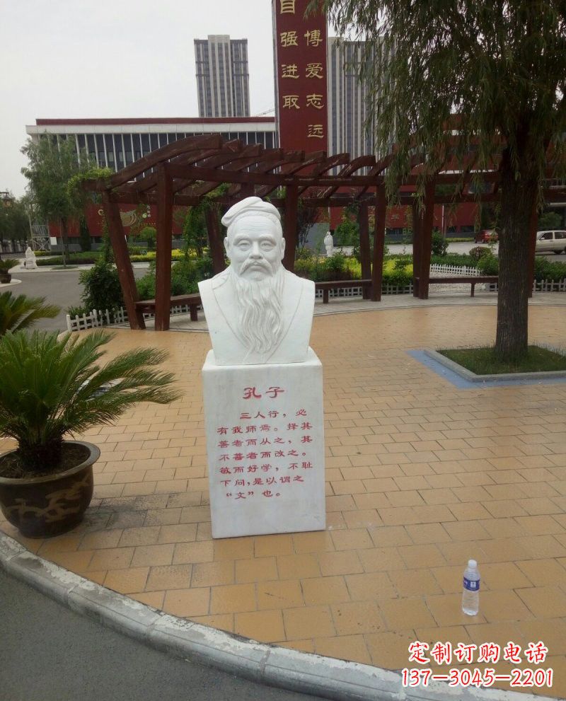 泰安赞美圣贤——孔子石雕塑