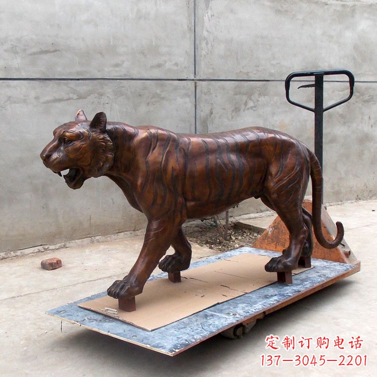 泰安活力四射的老虎铜雕塑