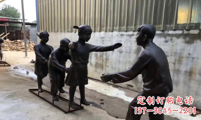 泰安华中领雕塑出品——老鹰捉小鸡铜雕