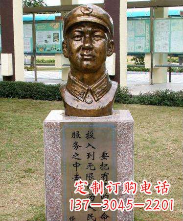 泰安让爱与正义永远绽放光芒——雷锋雕塑