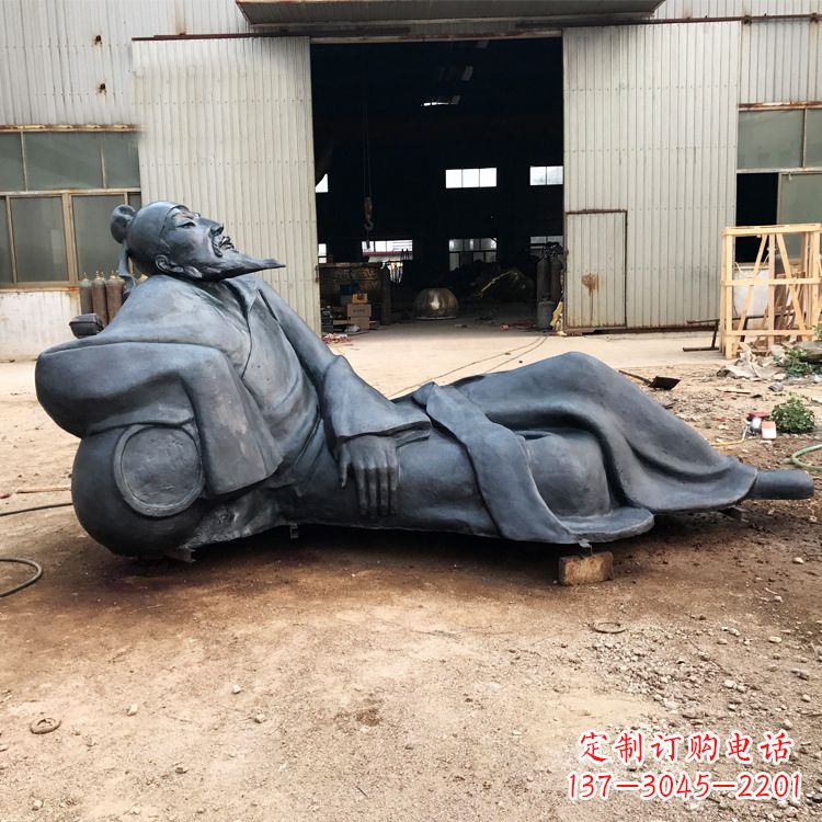 泰安李白醉卧铜雕塑,抒写出豪迈之气