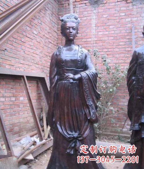 泰安汹涌波澜中的李清照雕塑