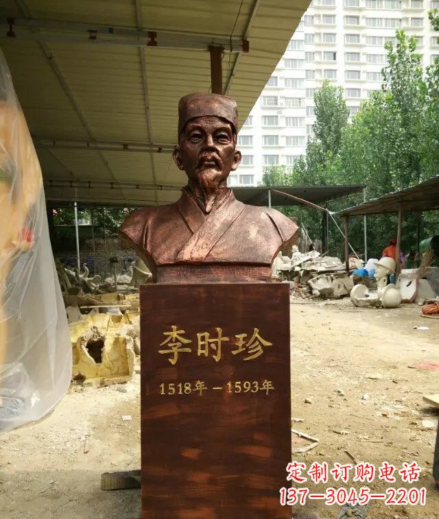 泰安寓意深长精致细节——李时珍校园名人铜雕
