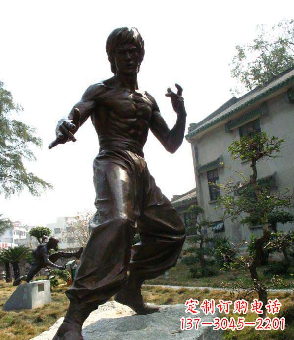 泰安忠实再现李小龙公园名人铜雕