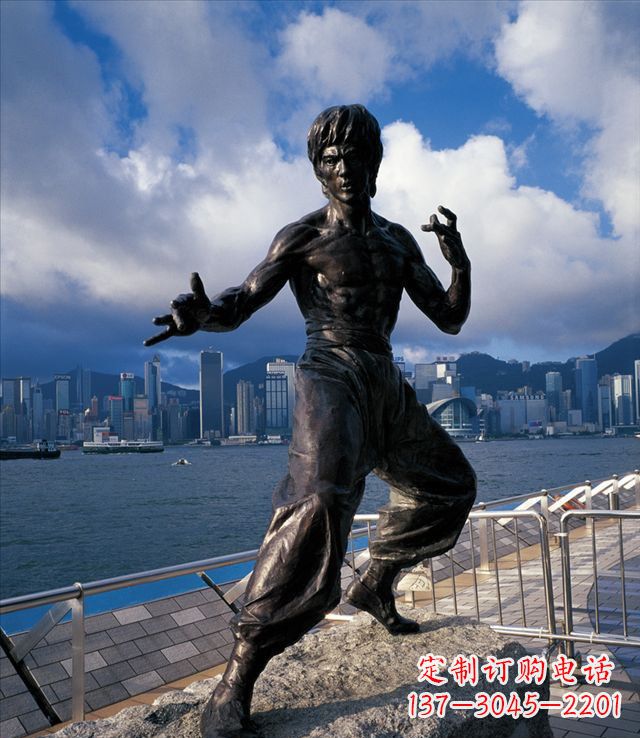 泰安标题:李小龙铜雕,让传奇永存