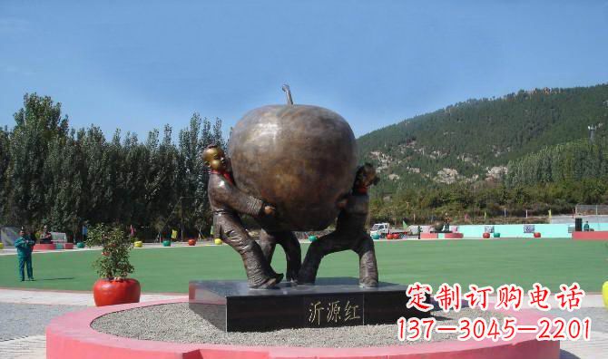 泰安苹果融入两岁小孩的生活——公园铜雕