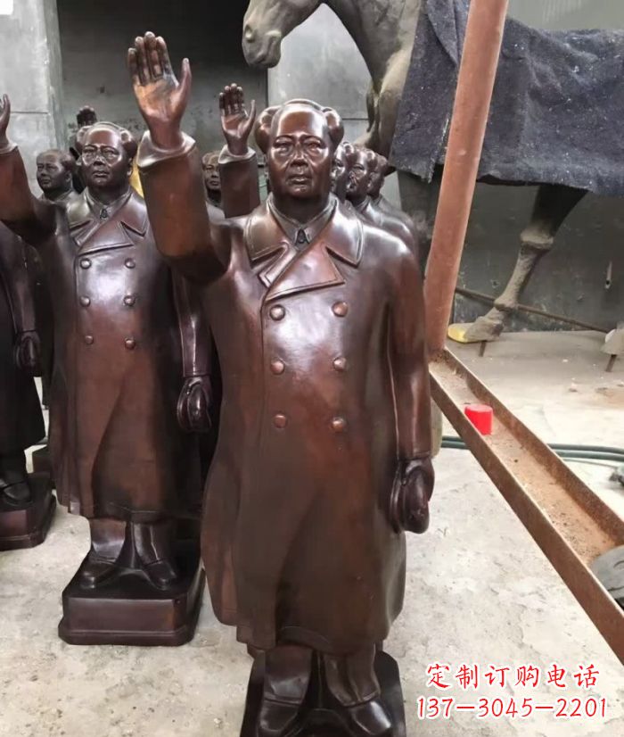 泰安毛主席挥手铜雕,传达毛主席的不朽精神
