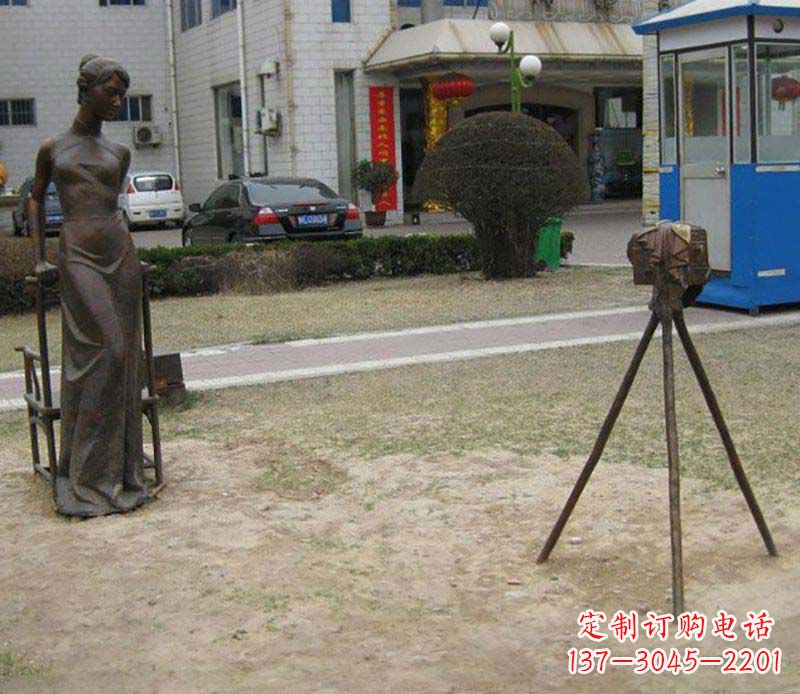 泰安美女照相人物铜雕