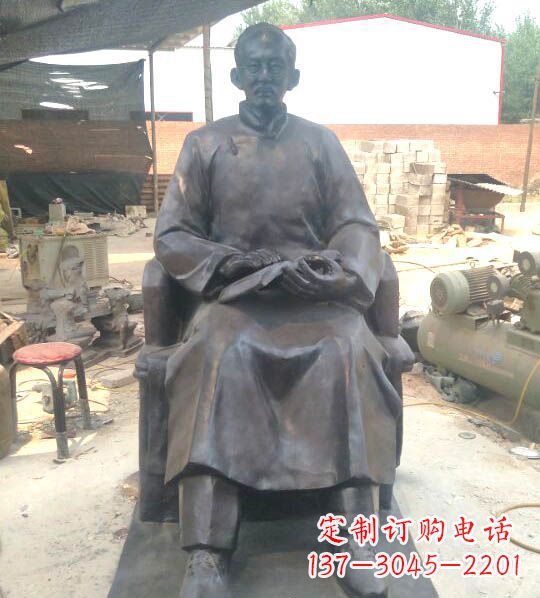 泰安拿书的蔡元培铜雕
