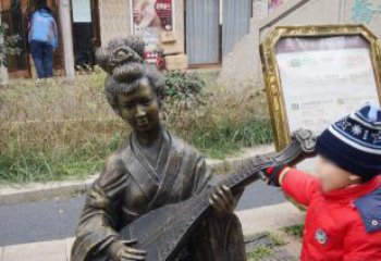 泰安街边弹琵琶的古代美女雕塑