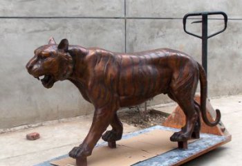 泰安活力四射的老虎铜雕塑