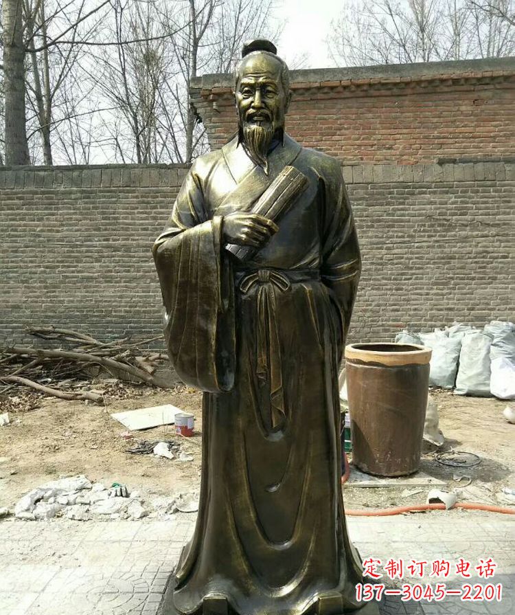泰安拿竹简的张仲景铜雕