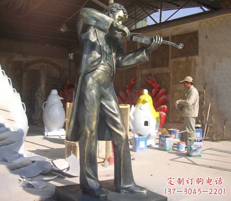 泰安男人演奏小提琴铜雕