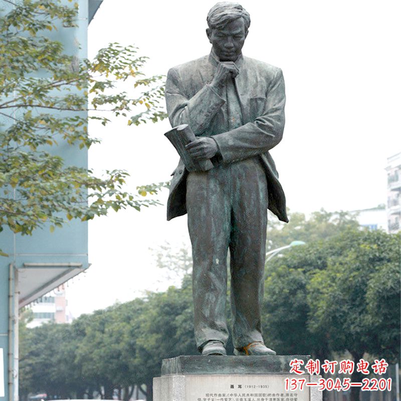 泰安很多历史上著名的人物都有精美的雕塑来表彰…
