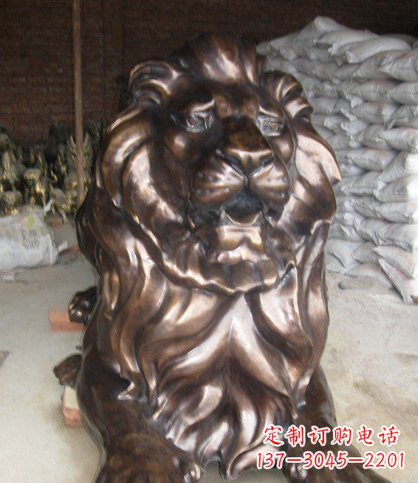 泰安静静躺在你身边,西洋狮子铜雕塑给你精致的拥抱