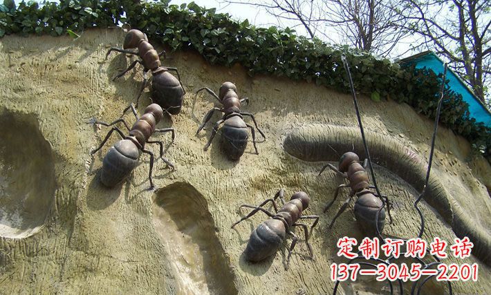 泰安爬山的蚂蚁铜雕