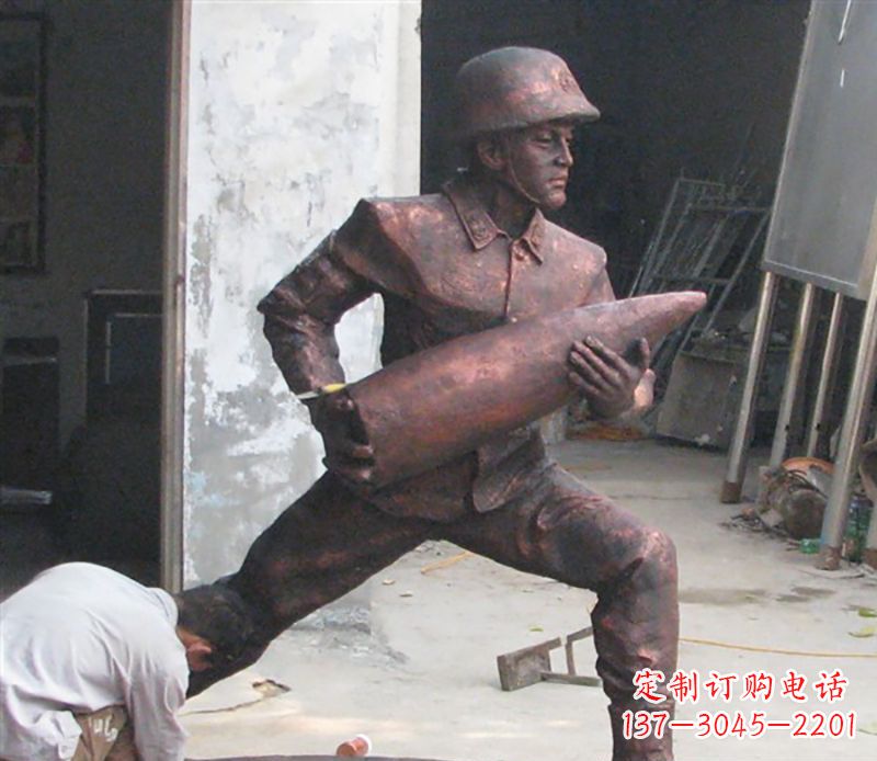 泰安铜雕炮弹战士，象征勇气和决心