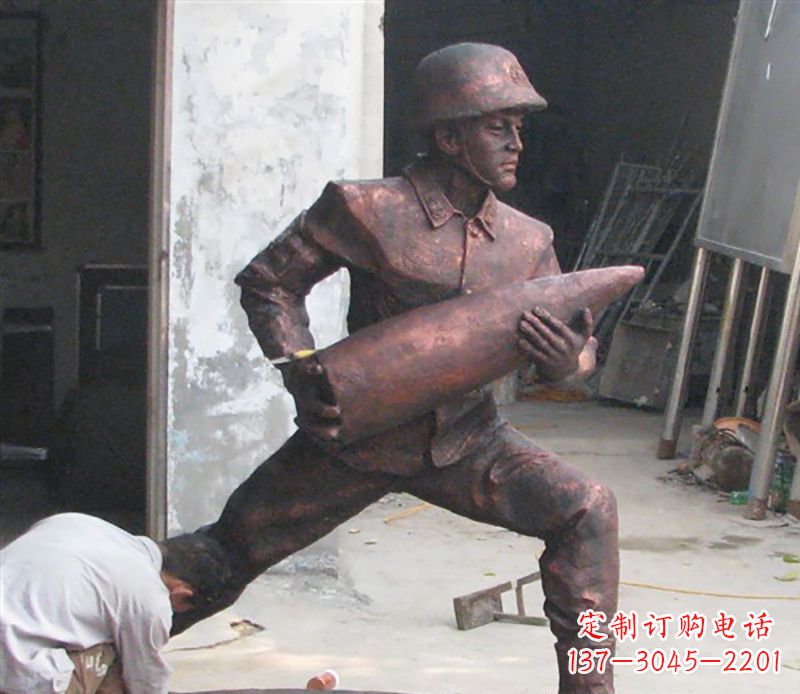 泰安铜雕炮弹战士,象征勇气和决心